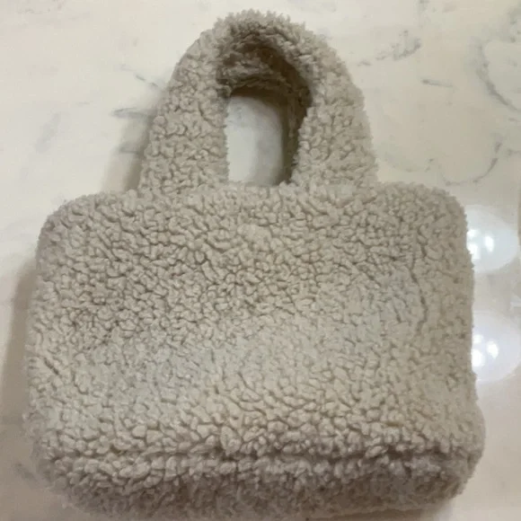 Aspen fluffy purse - Picture 1 of 8